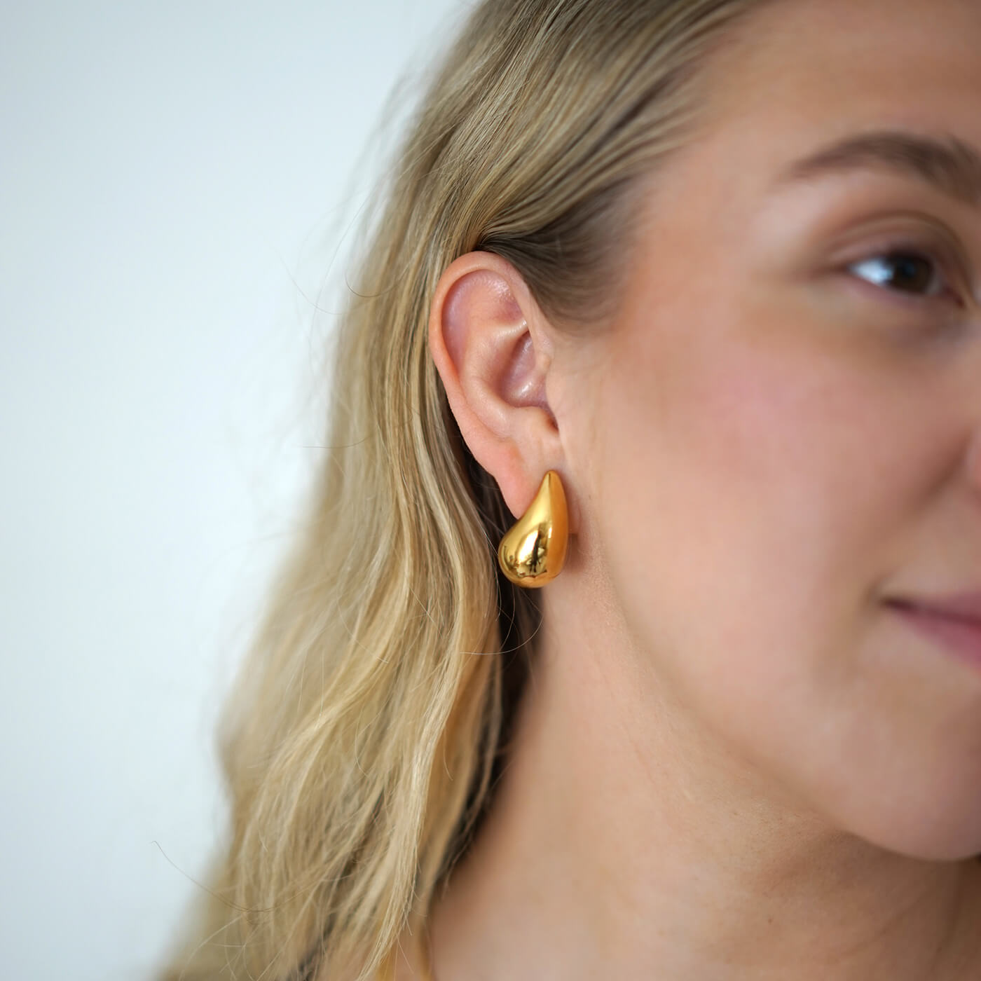 hypoallergiset korvakorut nuoren naisen korvassa