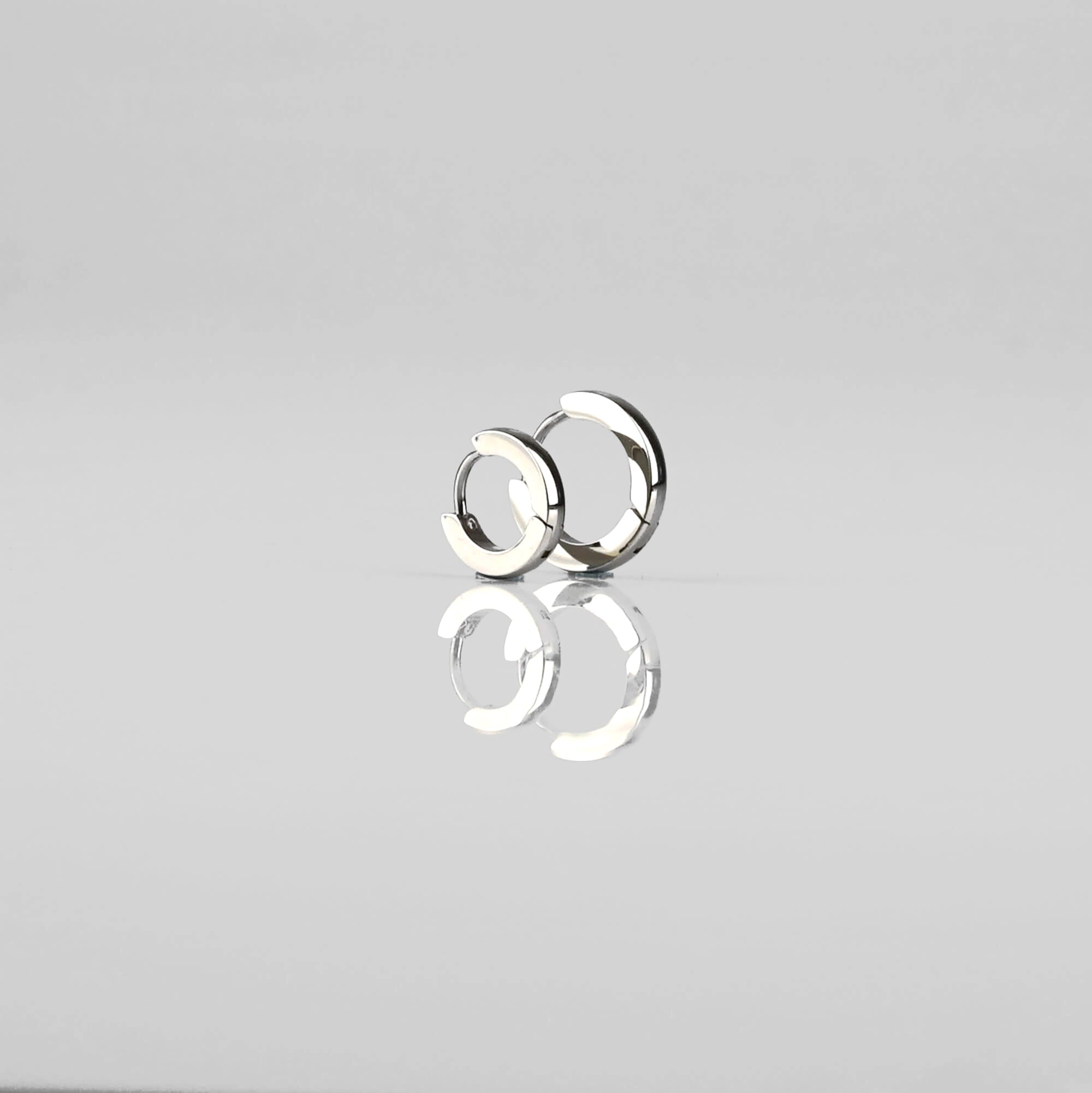 Hopeiset huggies korvakorut