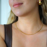 Kullattu kaulakoru nuoren naisen kaulassa