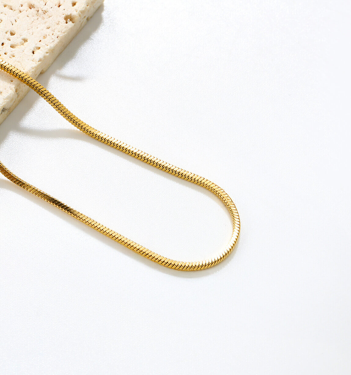 Vedenkestävä hypoallerginen kullattu kaulakoru