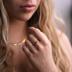 Leveämmän mallinen vedenkestävä aaltoilevasti muotoiltu kullattu sormus