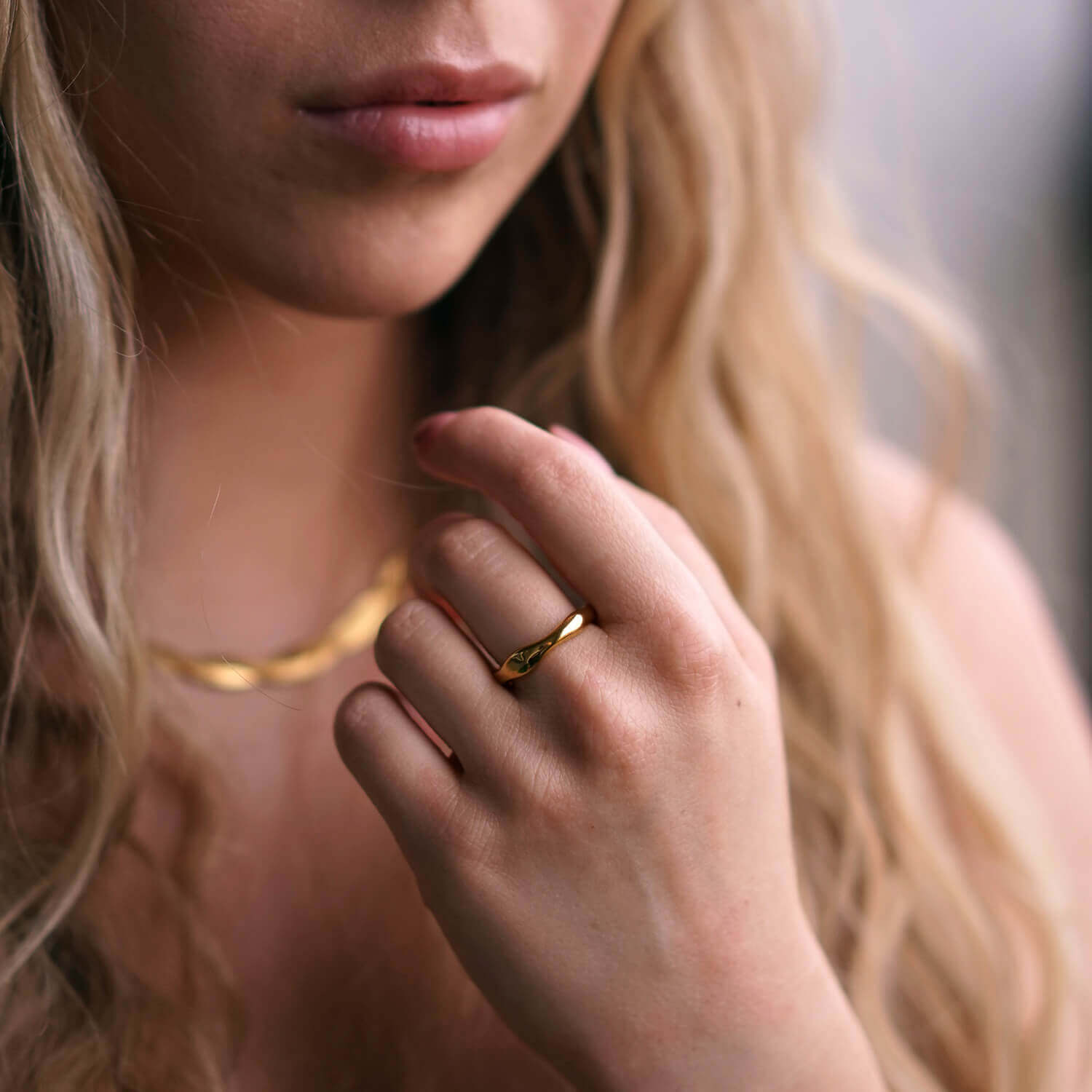 Leveämmän mallinen vedenkestävä aaltoilevasti muotoiltu kullattu sormus