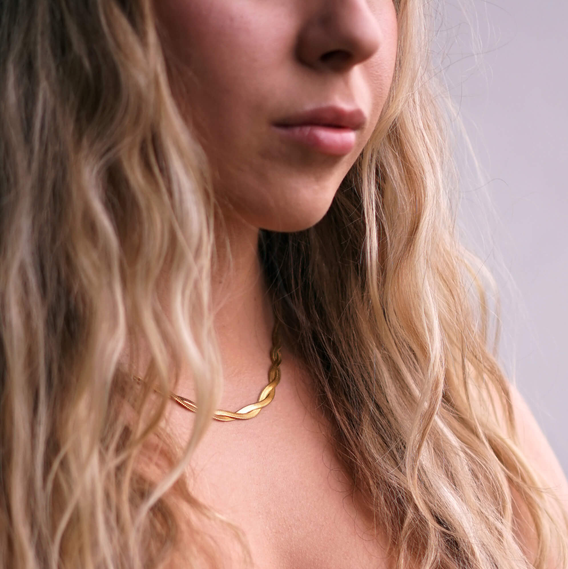 Madowwn Serpent kullattu vedenkestävä kaulakoru kauniin naisen kaulassa