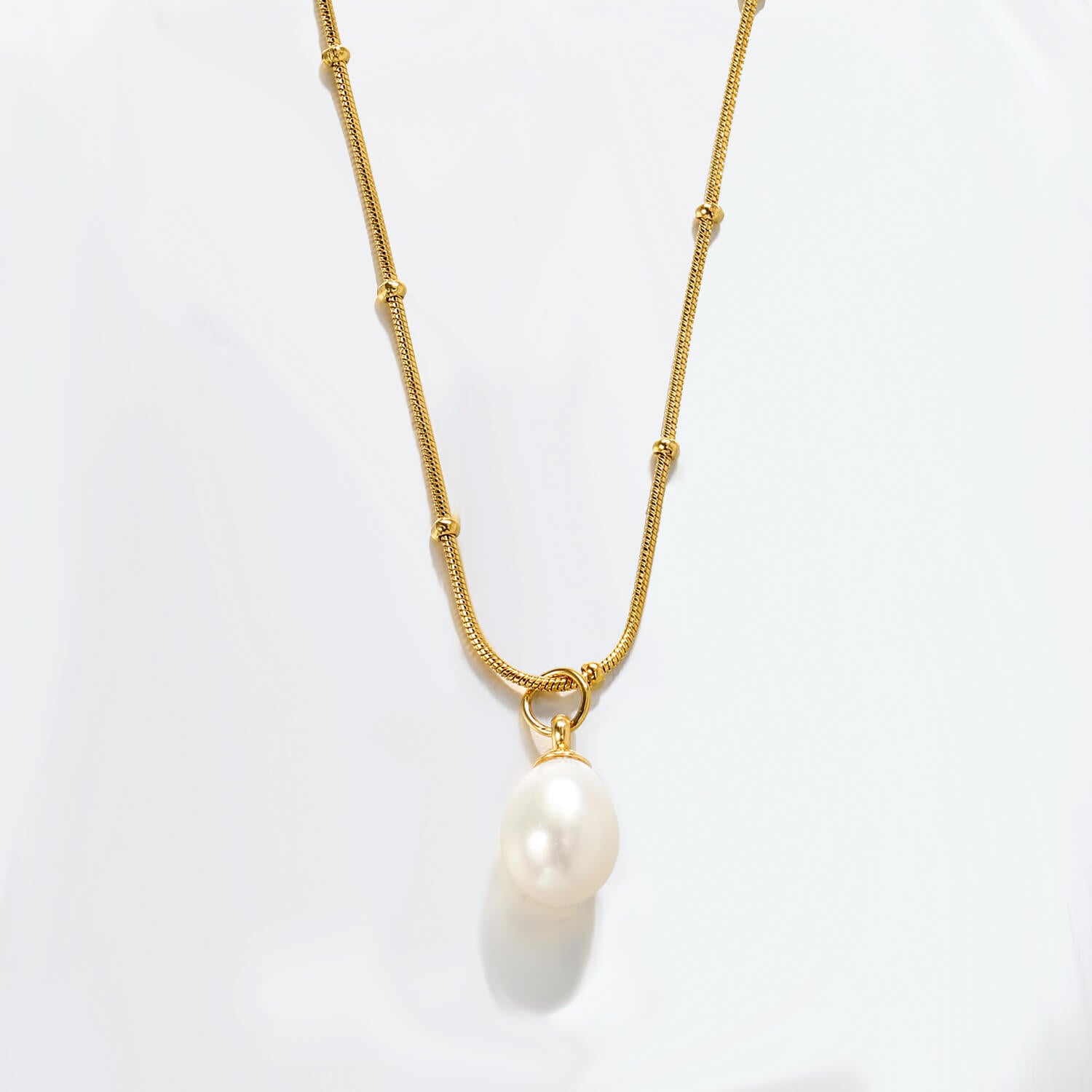 Kullattu helmikaulakoru