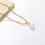 Vedenketsävä hypoallerginen kullattu kaulakoru helmellä