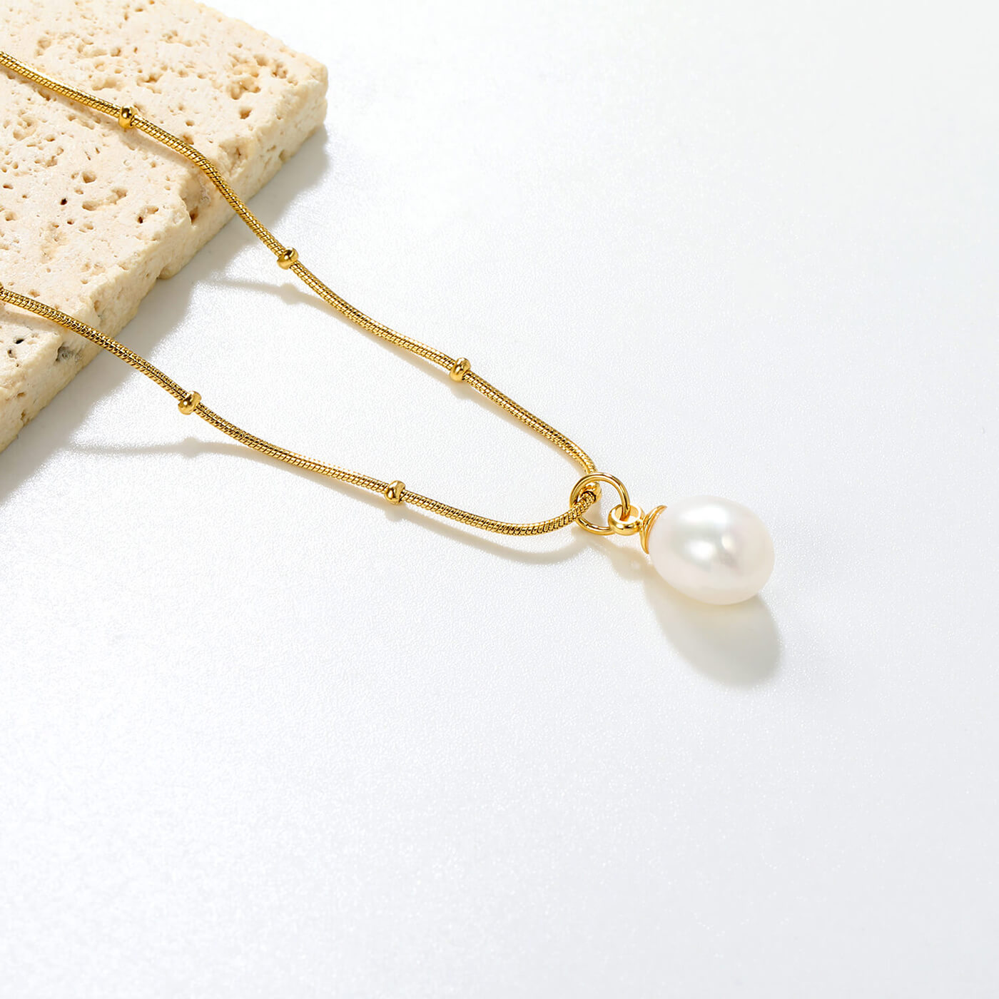 Vedenketsävä hypoallerginen kullattu kaulakoru helmellä