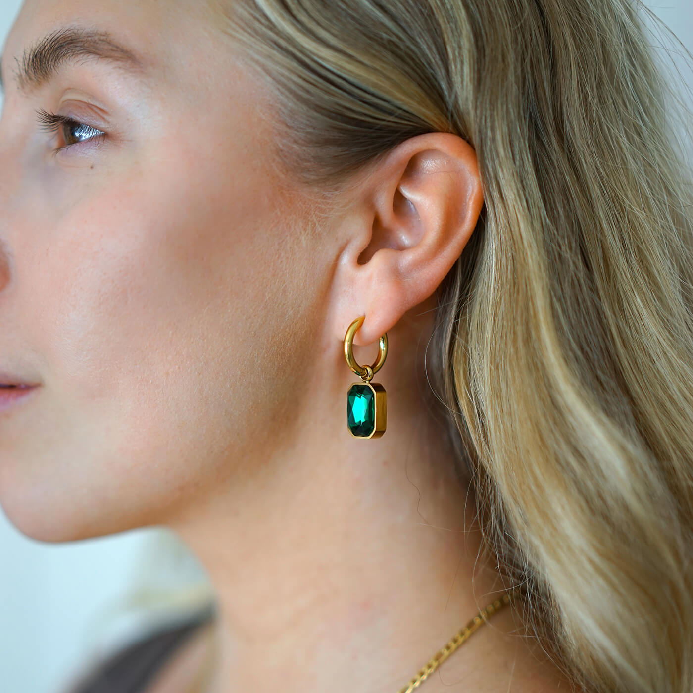 Kullatut korvakorut zirkoni kivellä