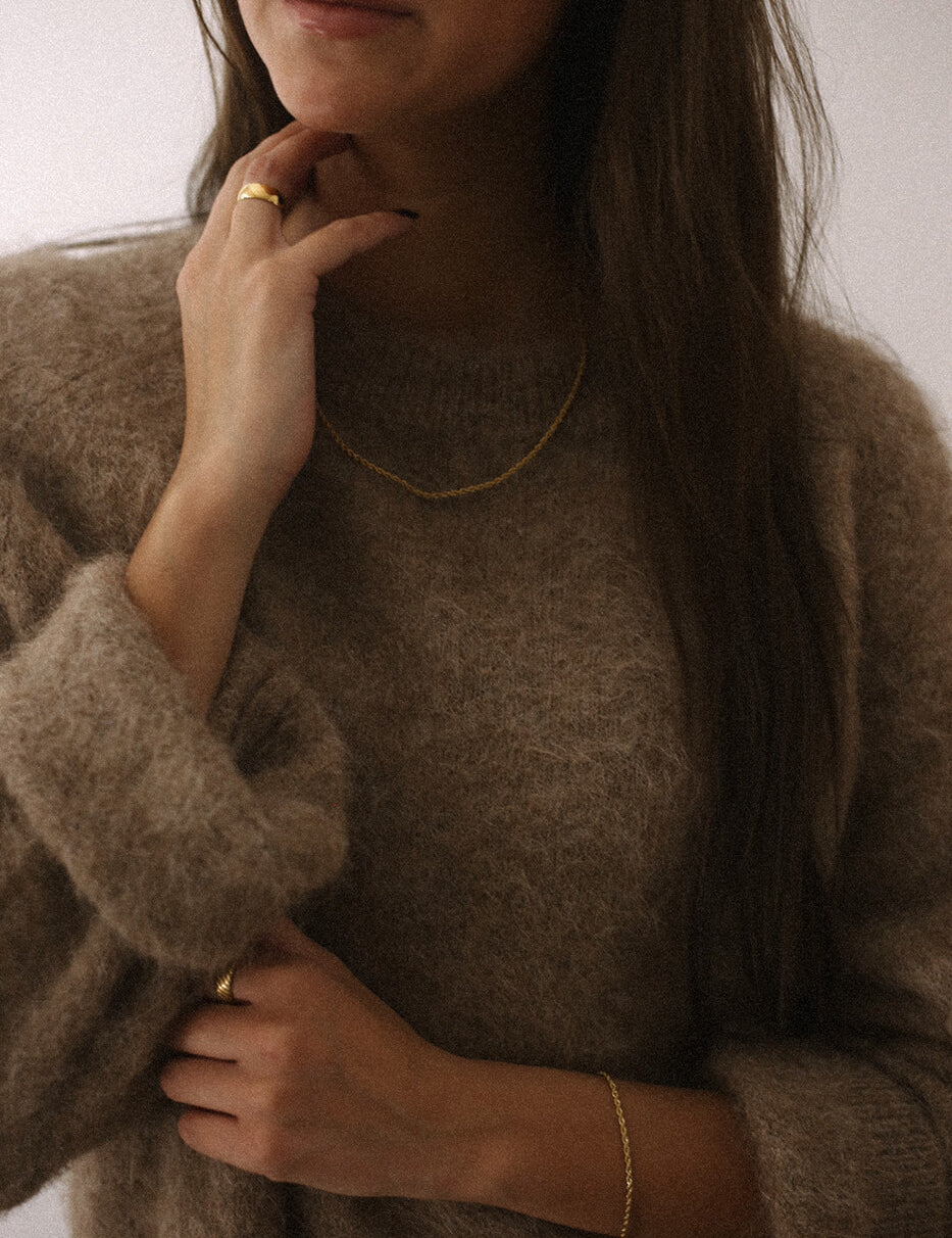 Kullatut Maodww brändin Rope chain kaulakoru ja rannekoru nuoren naisen päällä.