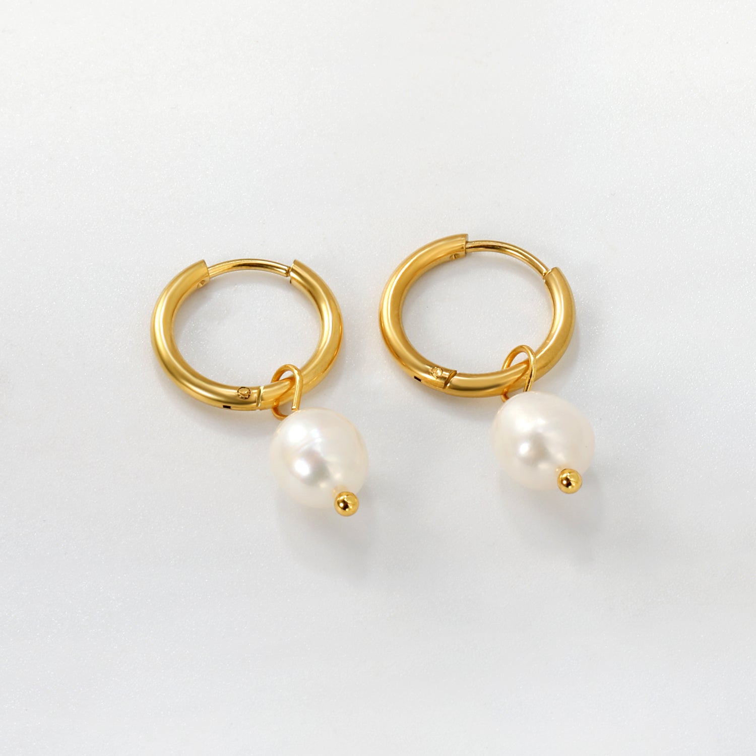 Kullatut helmikorvakorut jossa yksi makeanvedenhelmi