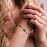Elegantti ja vedenkestävä rannekoru vihreillä koristekivillä