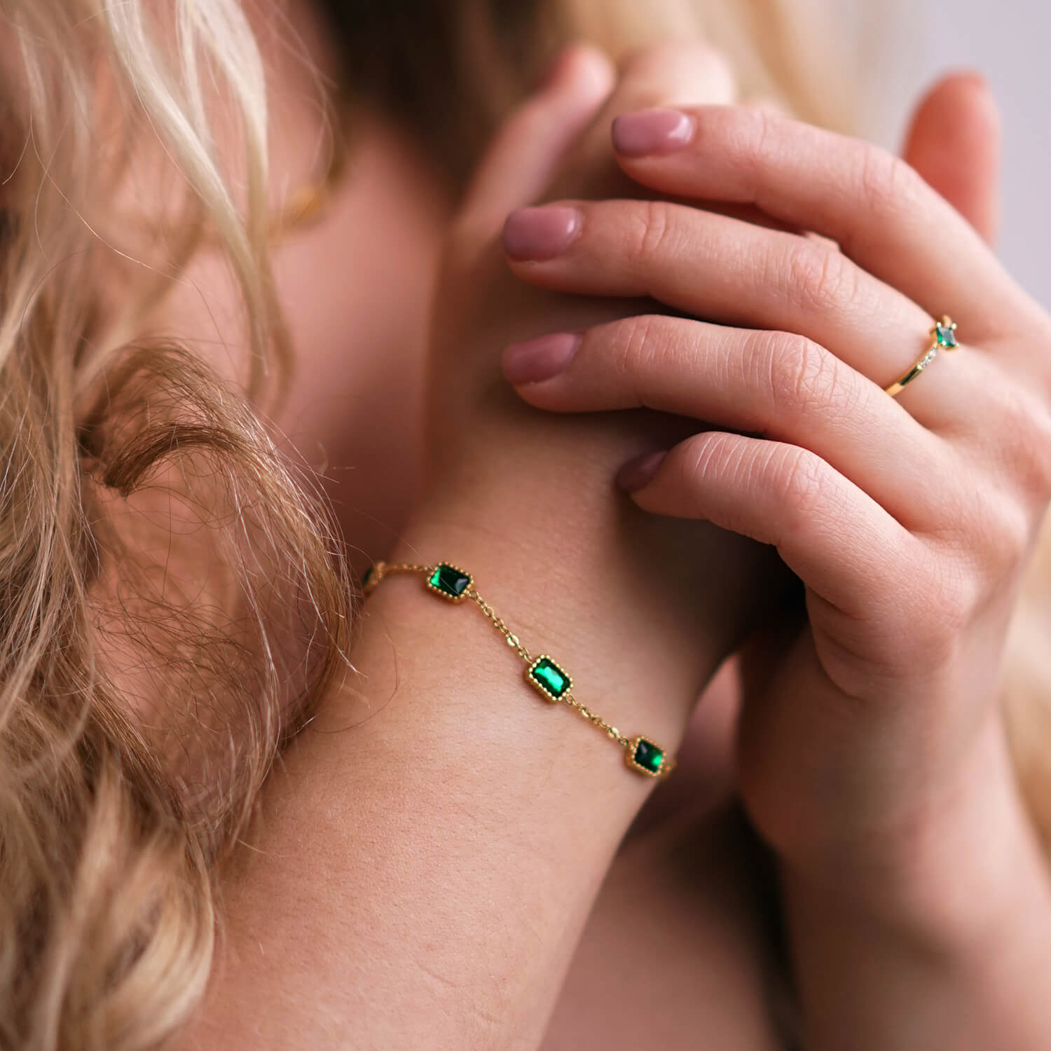 Elegantti ja vedenkestävä rannekoru vihreillä koristekivillä