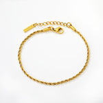 Kullattu rannekoru rope chain tyylinen valkoisella taustalla. Madoww brändin vedenkestäcvä ja hypoallergeninen.