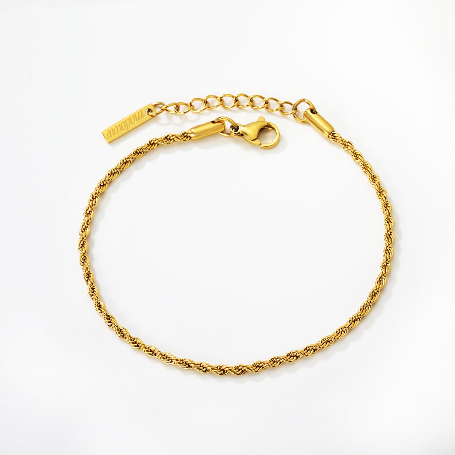 Kullattu rannekoru rope chain tyylinen valkoisella taustalla. Madoww brändin vedenkestäcvä ja hypoallergeninen.