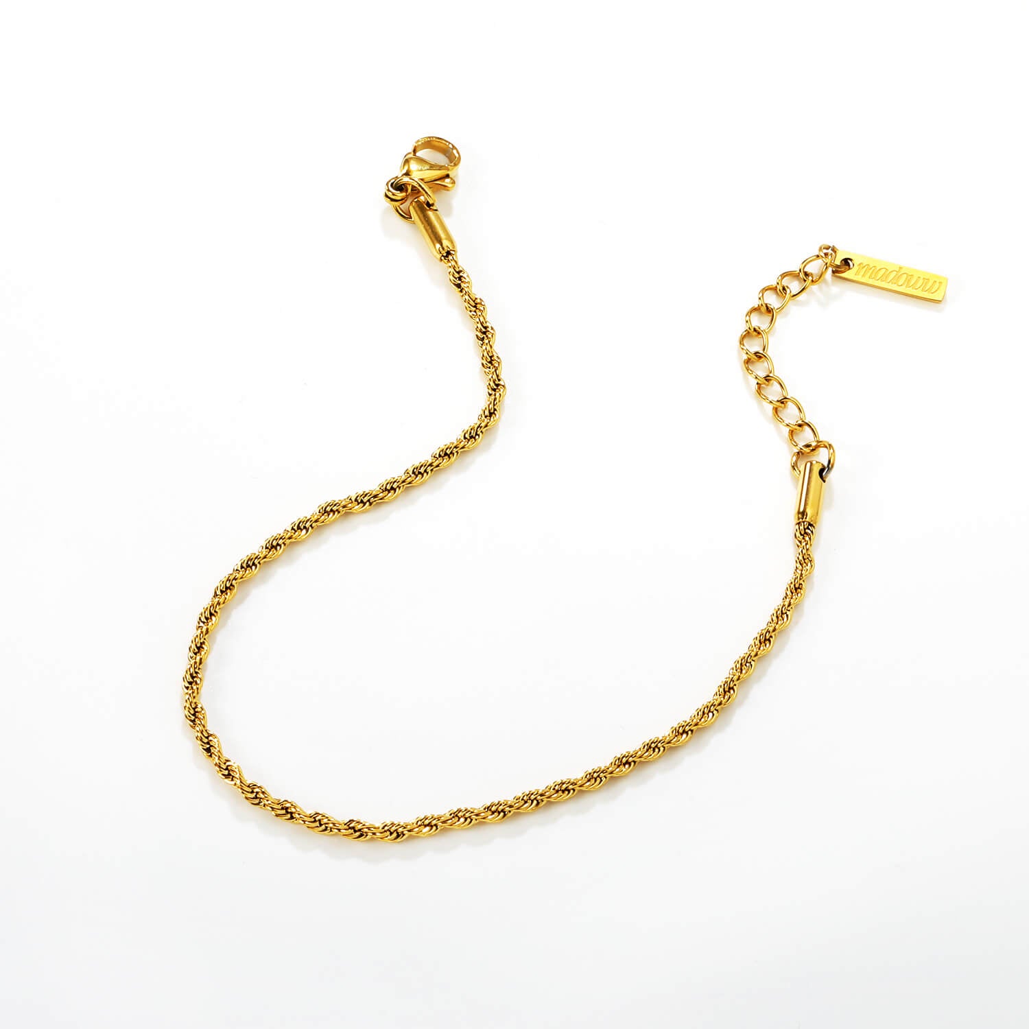 Kullattu teräs rannekoru valkoisella taustalla