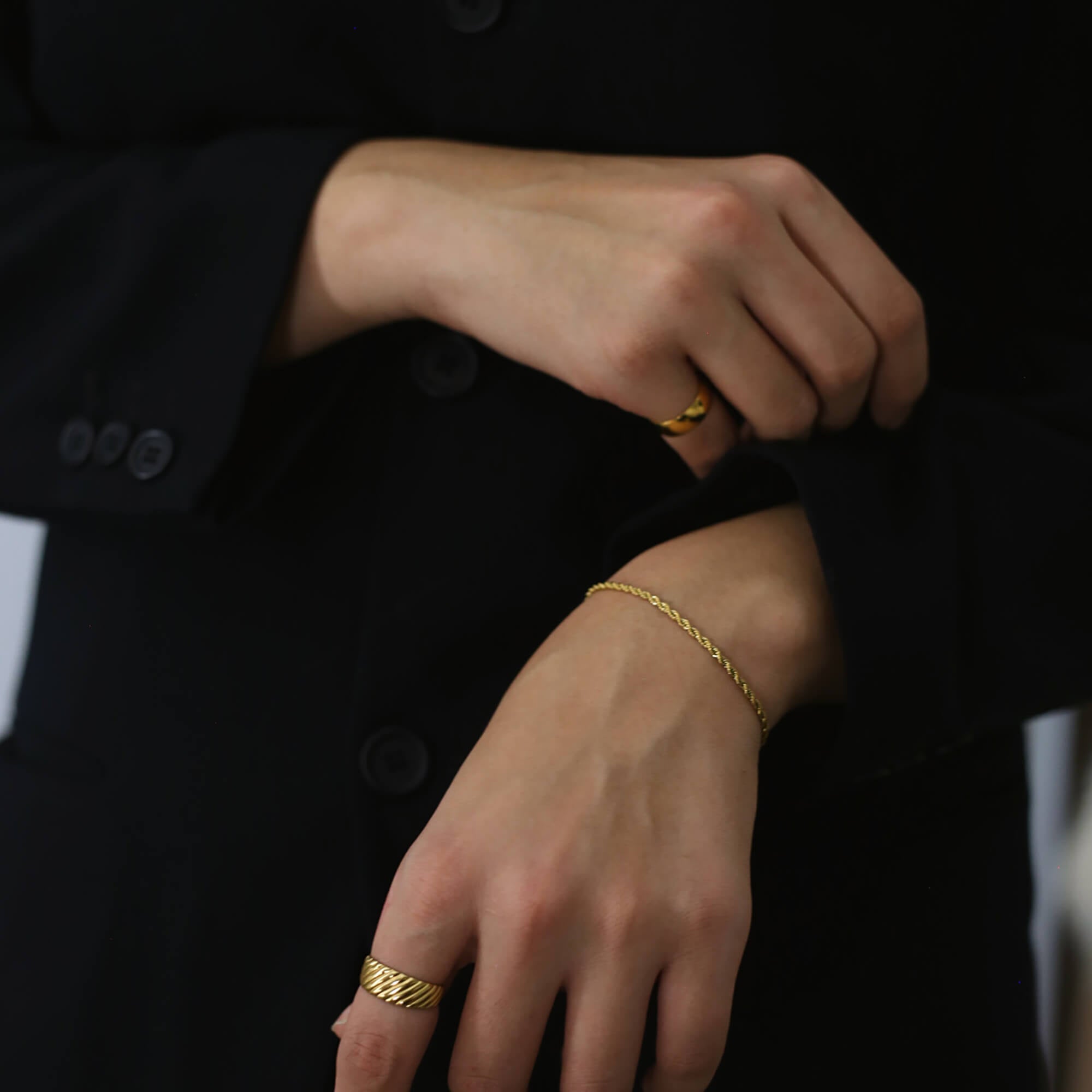 vedenkestävä ja hypoallergeninen madoww rannekoru nuoren naisen kädessä