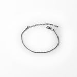 Hypoallerginen teräs rannekoru valkoisella taustalla