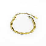 Ihana kullattu serpent rannekoru valkoisella taustalla