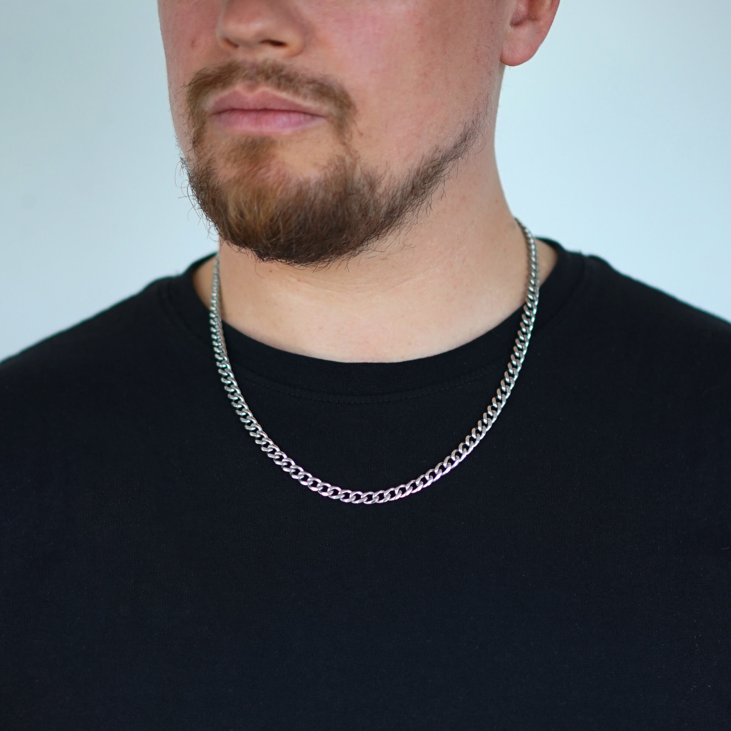 hopea kaulakoru miehen kaulassa cuban chain