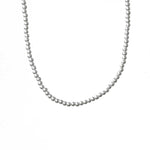 Keinohelmikaulakoru madoww brändiltä valkoista taustaa vasten