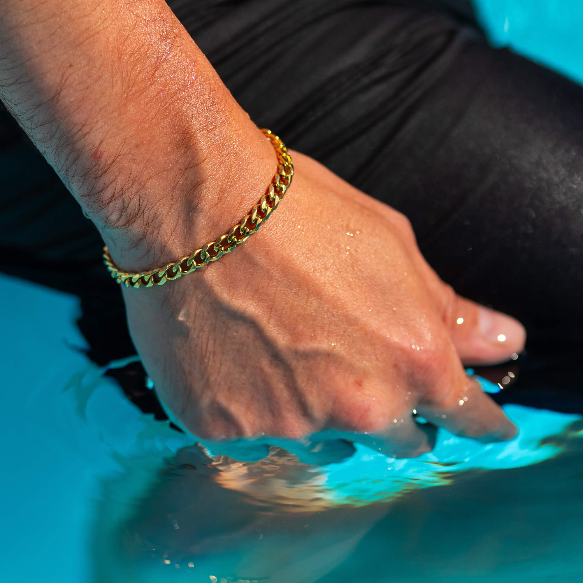 Vedenkestävä kullattu ketjukoru kädessä – ei haalistu tai tummu käytössä