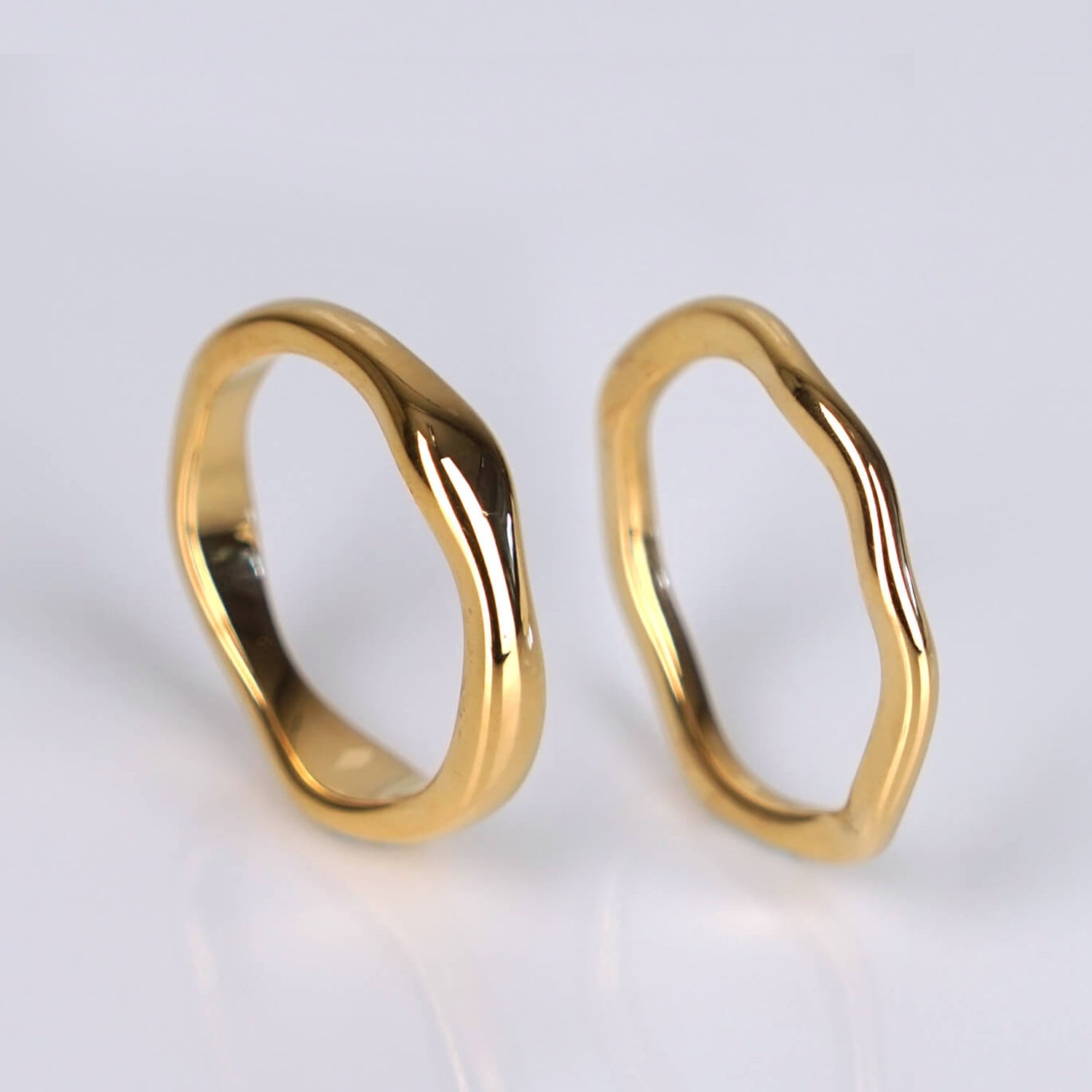 Madowwn Wave sarjan vedenkestävät kullatut sormukset rinnakkain