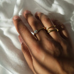 Kullattu vedenkestävä sormus naisen sormessa