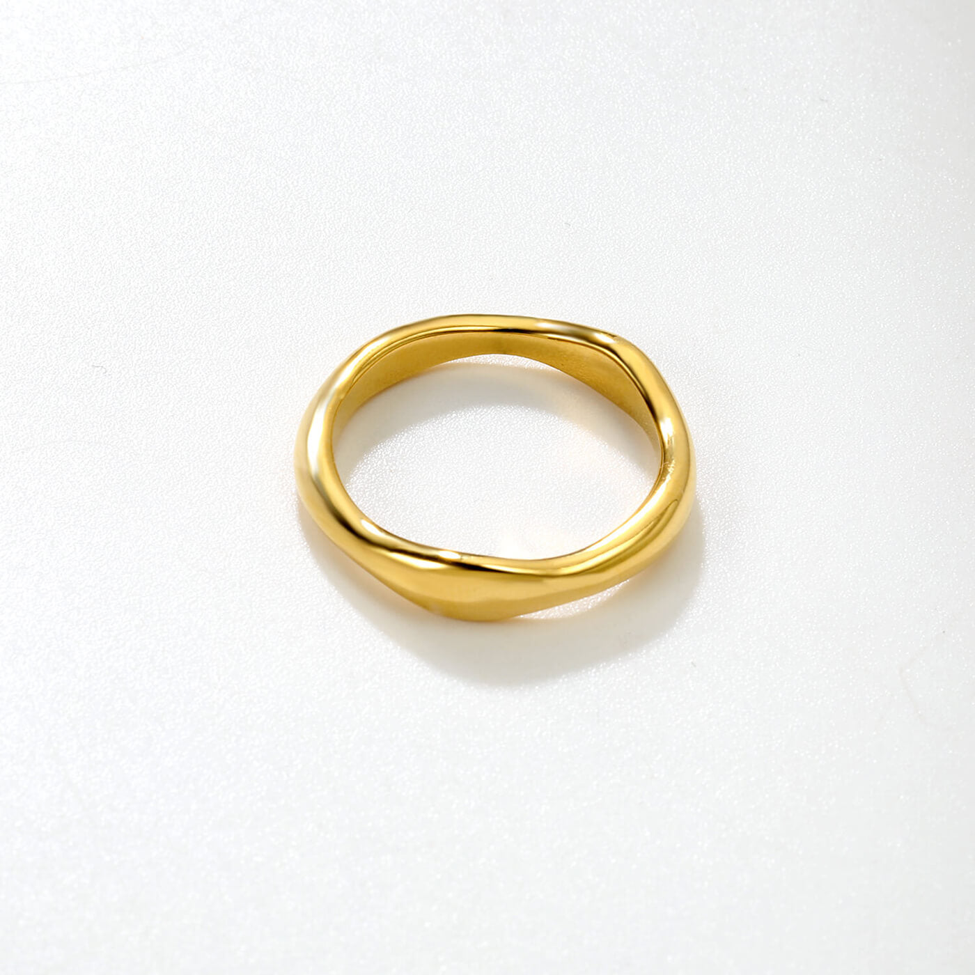 Kullattu naisten sormus hieman aaltoileva muotoilu