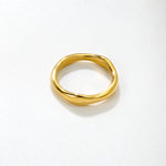 Kullattu naisten sormus hieman aaltoileva muotoilu