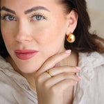 Hypoallerginen kullattu sormus naisen sormessa