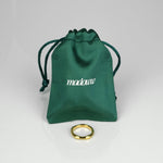 hypoallerginen vedenkestävä wave sormus satiinipussin edessä