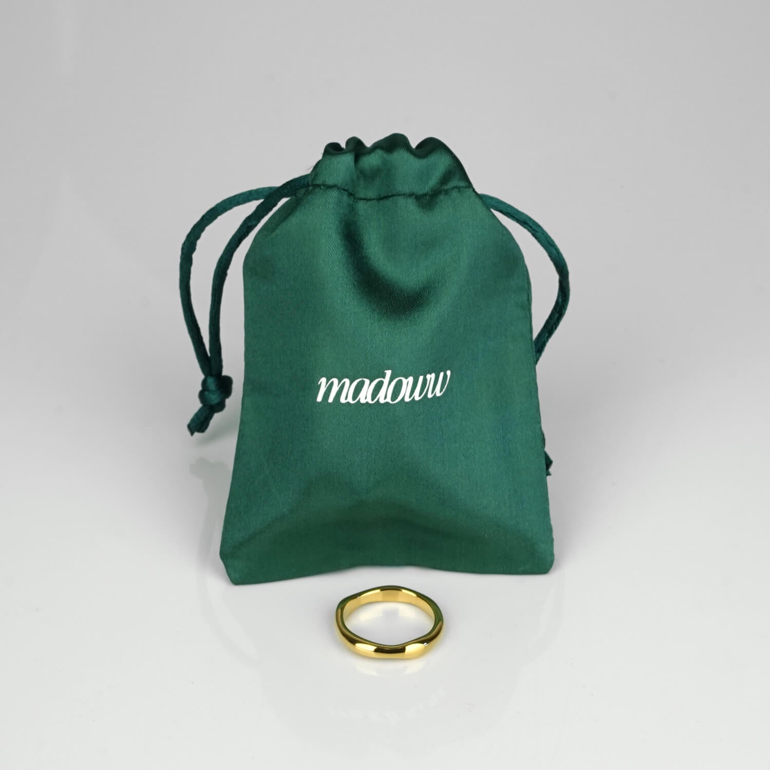 hypoallerginen vedenkestävä wave sormus satiinipussin edessä