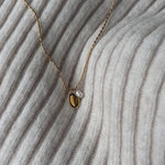 Video kullatusta kaulakorusta, jossa yksi makeanvedenhelmi