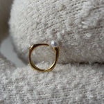 video madowwn säädettävästä kullatusta sormuksesta jossa on koristeena helmi