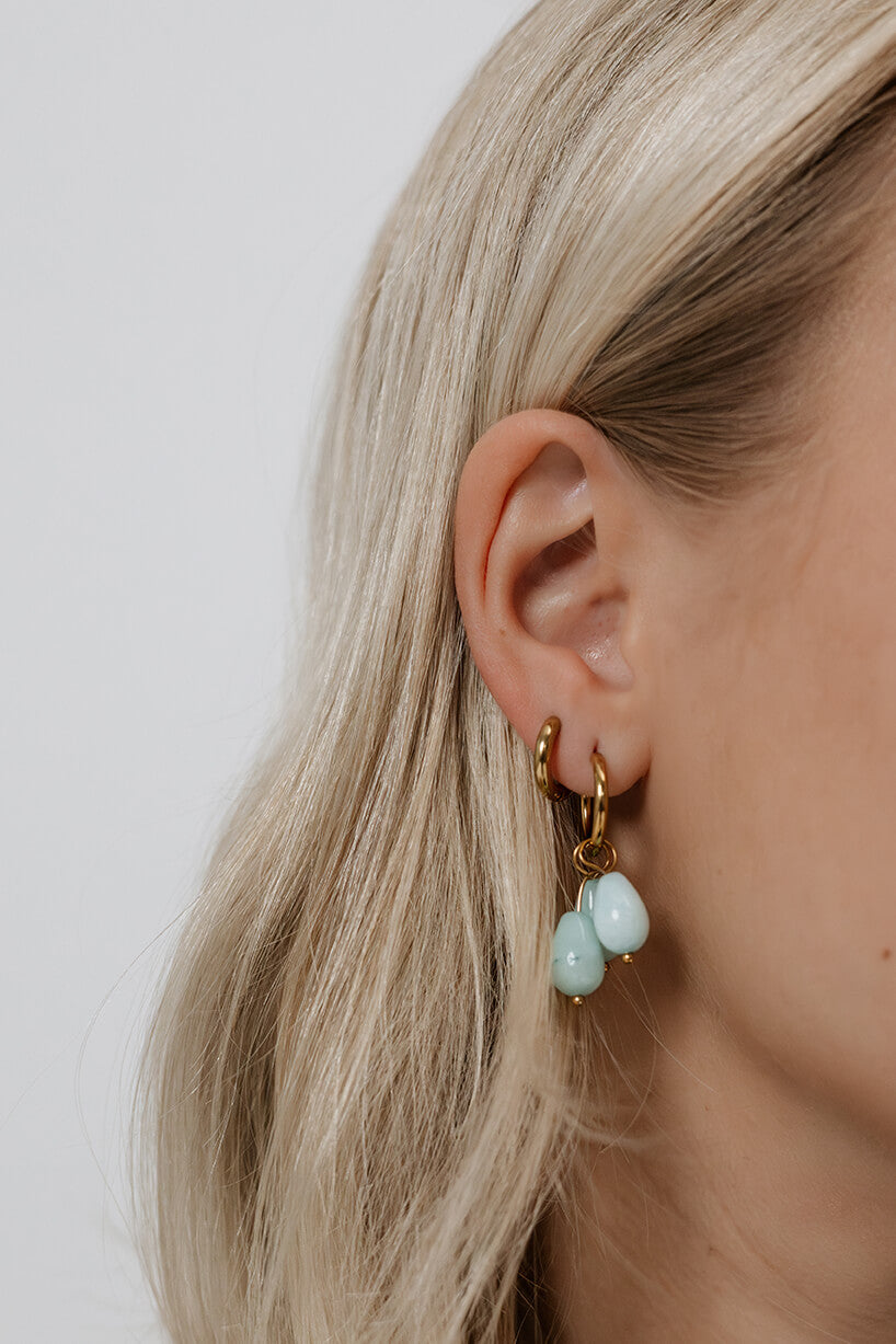 Kullatut korvakorut jossa koristeena luonnonkiviä