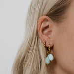 Kullatut korvakorut jossa koristeena luonnonkiviä