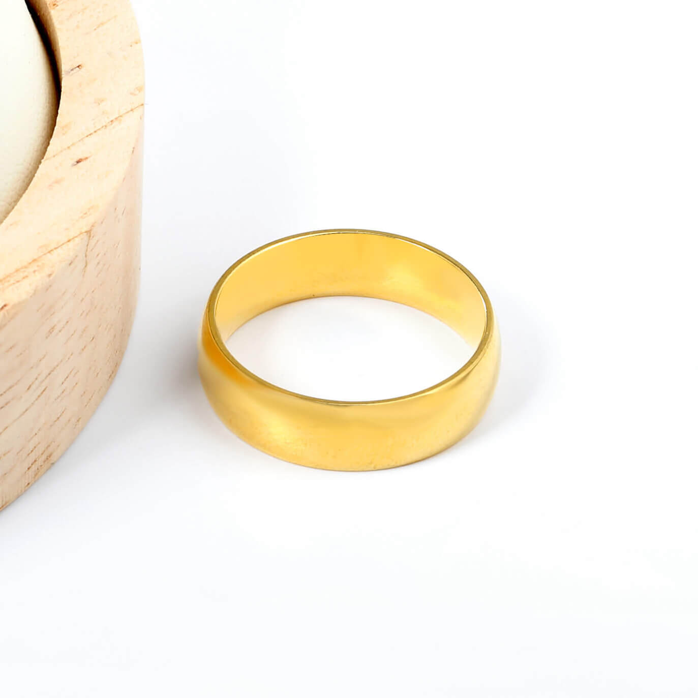 Madoww kullattu basic sormus valkoisella taustalla