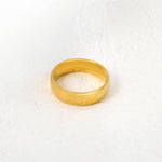 Kullattu vedenkestävä naisten sormus valkoisella taustalla. Ihoystävällinen materiaali. 