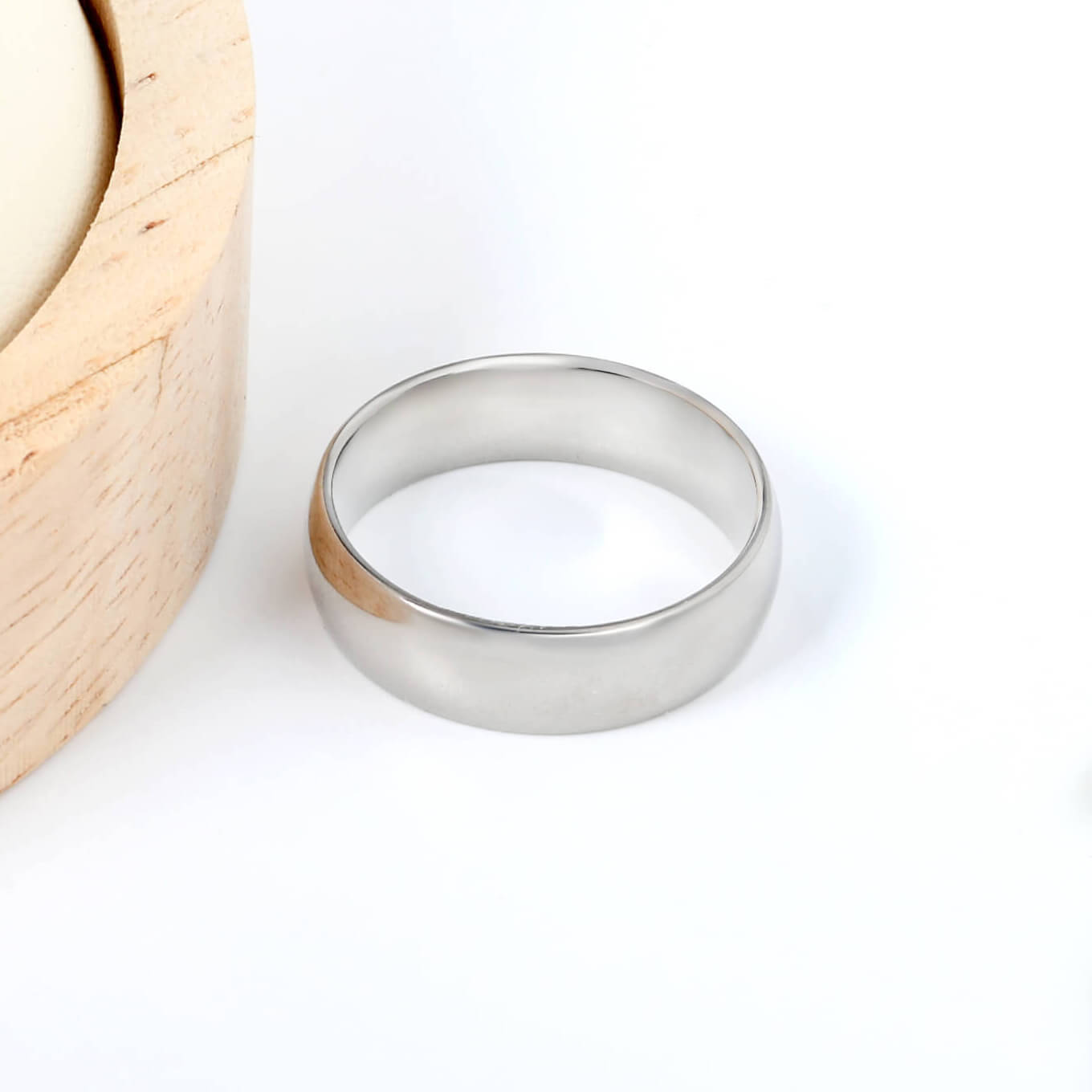 Madoww hopean sävyinen teräs sormus alkoisella taustalla. Minimalistinen design.