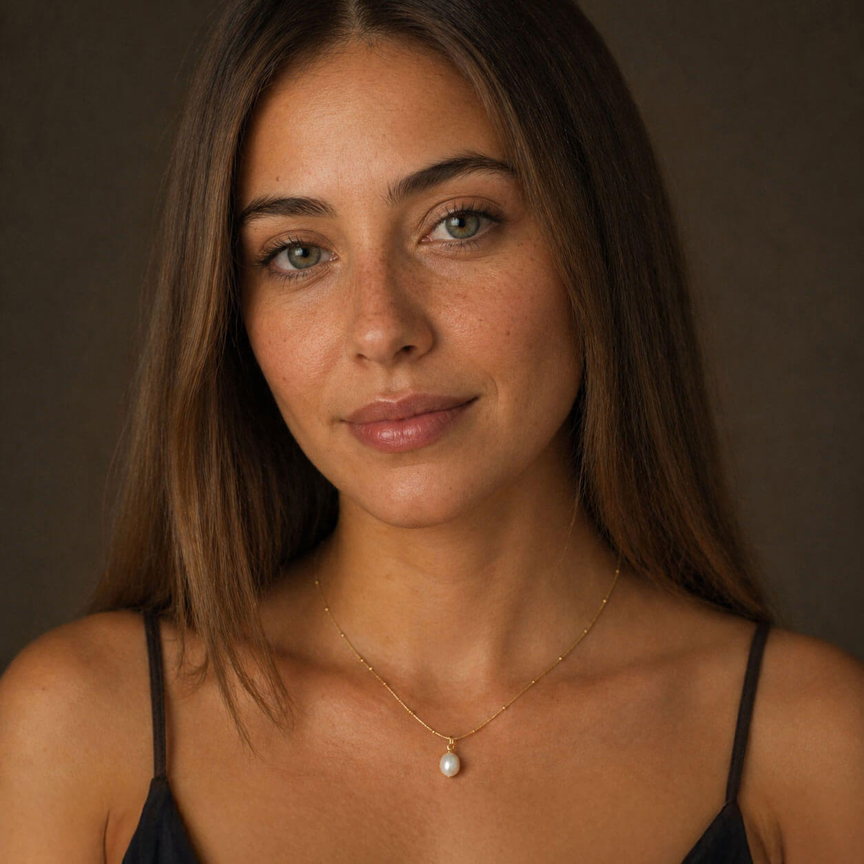 waterproof single pearl gold necklace on a young woman