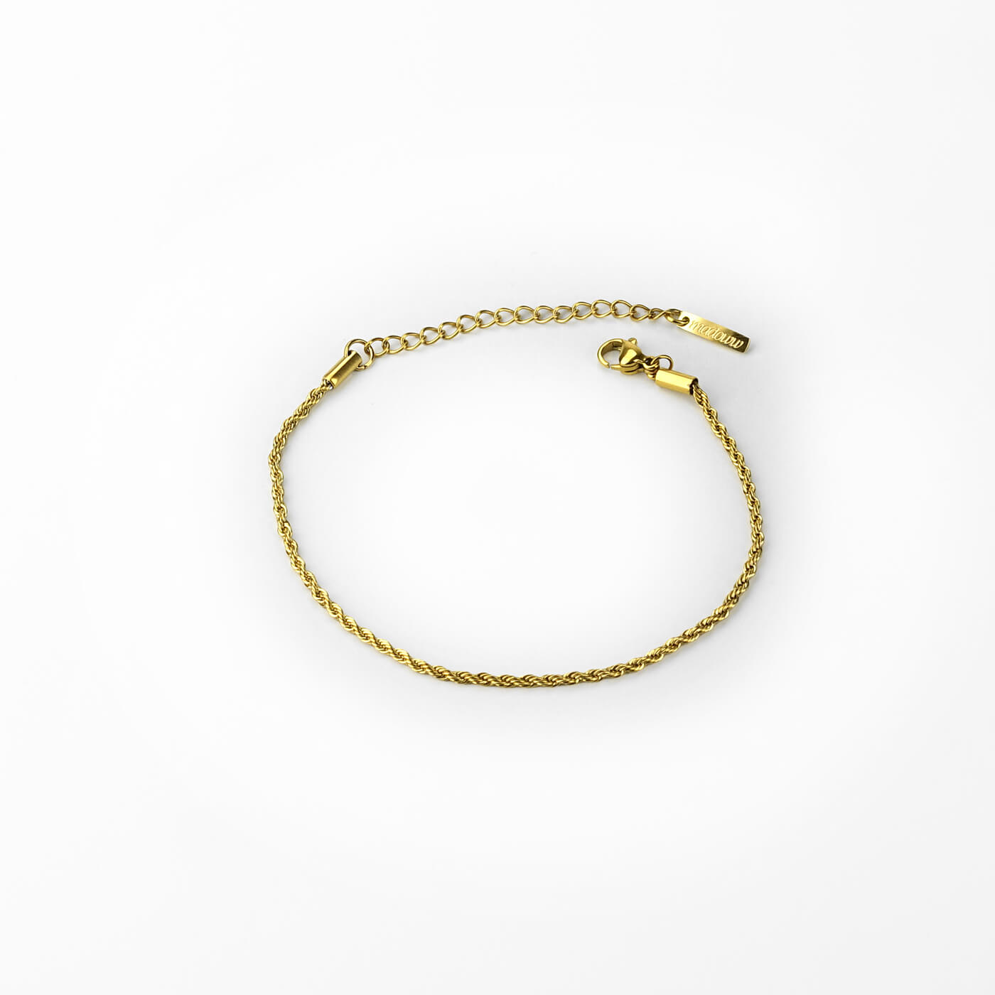 Kullattu rannekoru rope chain valkoisella taustalla hypoallerginen
